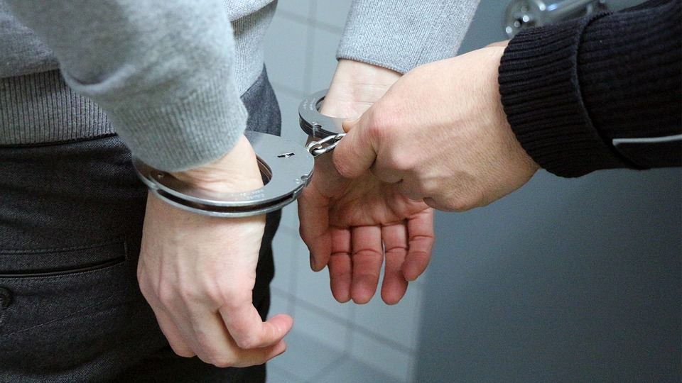 https://pixabay.com/photos/police-arrest-handcuffs-offender-2122394/